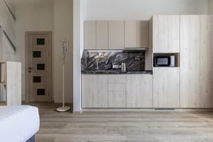 Апарт-отель Barasport city apartments. Апартаменты двухместный DeLuxe Bronze StyleDeLuxe Silver Style с красным диваном 7